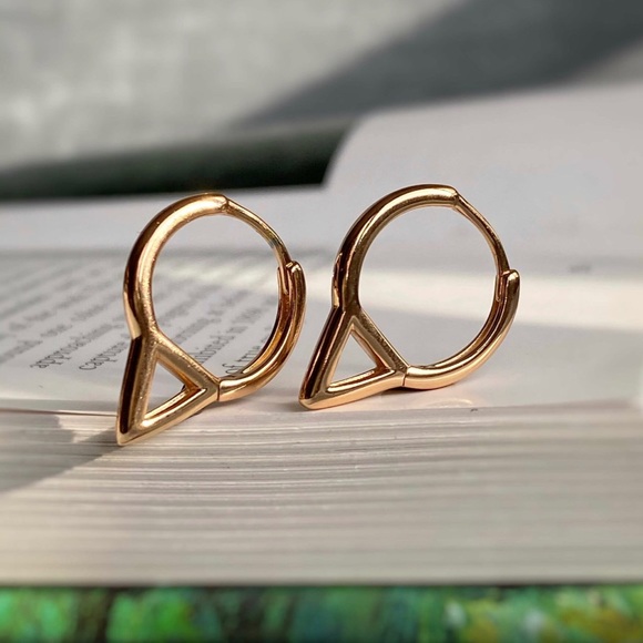 LAST ONE Triangle Hoop Earrings 18k Gold Plated Luxury Jewelry - Picture 2 of 9